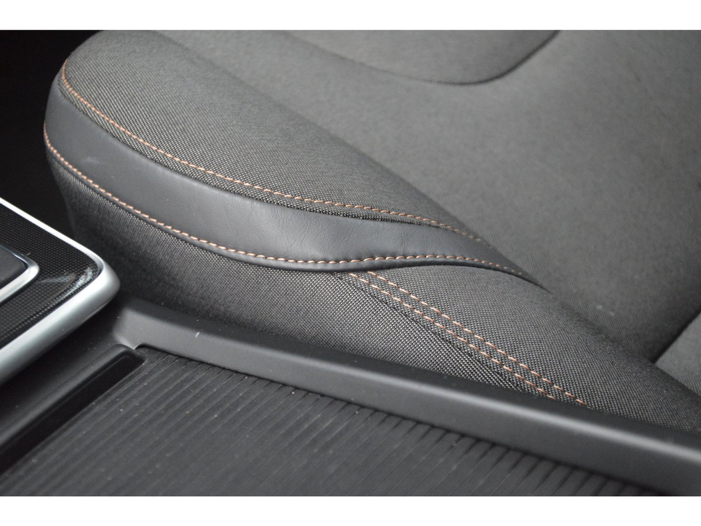 Volvo V40 Cross Country T3 Geartronic | Camera | Trekhaak 1500 kg | Standkachel | Volvo On Call | Stoelverwarming |