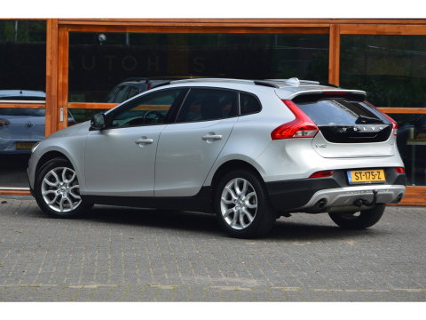 Volvo V40 Cross Country T3 Geartronic | Camera | Trekhaak 1500 kg | Standkachel | Volvo On Call | Stoelverwarming |