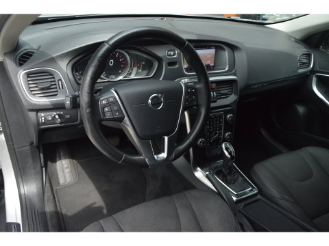 Volvo V40 Cross Country T3 Geartronic | Camera | Trekhaak 1500 kg | Standkachel | Volvo On Call | Stoelverwarming |