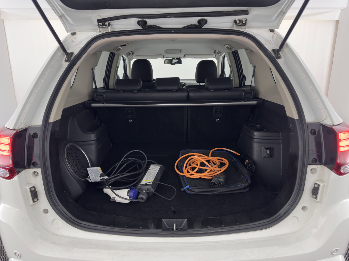 Mitsubishi Outlander 2.0 PHEV Executive Edition AWD (Plug-In) (INCL-BTW)  Aut. *LEATHER-MICROFIBRE | NAVI-FULLMAP | KEYLESS | HEATED-COMFORTSEATS | ECC | SHIFTPADDLES | PDC | CRUISE | PRIVACY-GLASS | TOWBAR | 18''ALU*