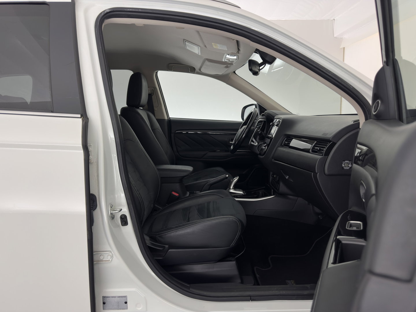 Mitsubishi Outlander 2.0 PHEV Executive Edition AWD (Plug-In) (INCL-BTW)  Aut. *LEATHER-MICROFIBRE | NAVI-FULLMAP | KEYLESS | HEATED-COMFORTSEATS | ECC | SHIFTPADDLES | PDC | CRUISE | PRIVACY-GLASS | TOWBAR | 18''ALU*
