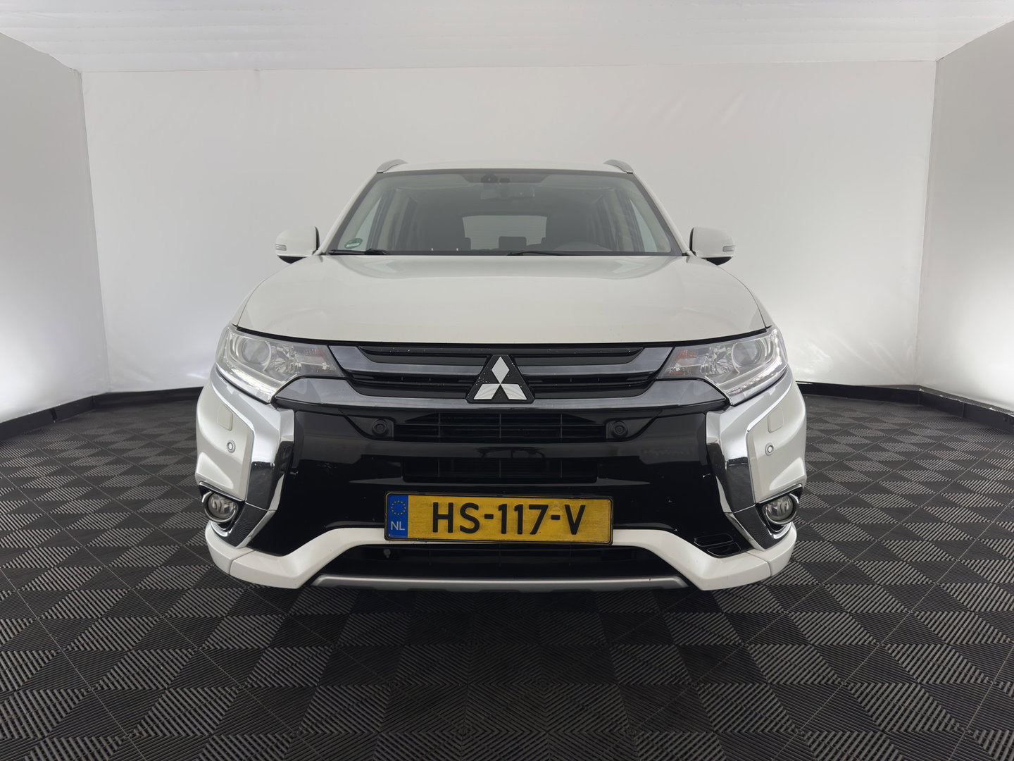 Mitsubishi Outlander 2.0 PHEV Executive Edition AWD (Plug-In) (INCL-BTW)  Aut. *LEATHER-MICROFIBRE | NAVI-FULLMAP | KEYLESS | HEATED-COMFORTSEATS | ECC | SHIFTPADDLES | PDC | CRUISE | PRIVACY-GLASS | TOWBAR | 18''ALU*
