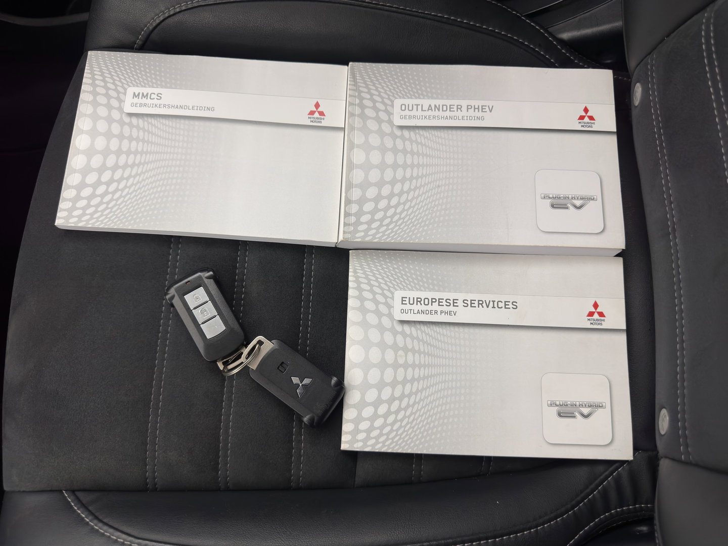 Mitsubishi Outlander 2.0 PHEV Executive Edition AWD (Plug-In) (INCL-BTW)  Aut. *LEATHER-MICROFIBRE | NAVI-FULLMAP | KEYLESS | HEATED-COMFORTSEATS | ECC | SHIFTPADDLES | PDC | CRUISE | PRIVACY-GLASS | TOWBAR | 18''ALU*