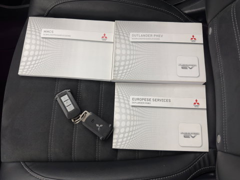Mitsubishi Outlander 2.0 PHEV Executive Edition AWD (Plug-In) (INCL-BTW)  Aut. *LEATHER-MICROFIBRE | NAVI-FULLMAP | KEYLESS | HEATED-COMFORTSEATS | ECC | SHIFTPADDLES | PDC | CRUISE | PRIVACY-GLASS | TOWBAR | 18''ALU*