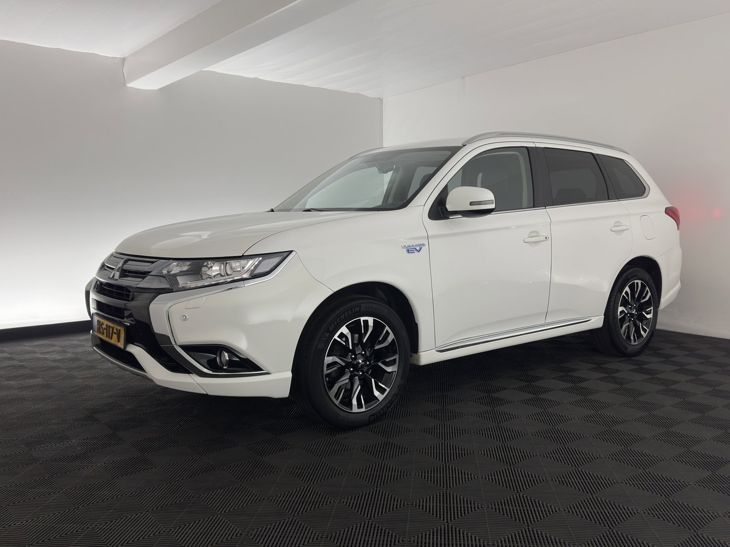 Mitsubishi Outlander 2.0 PHEV Executive Edition AWD (Plug-In) (INCL-BTW)  Aut. *LEATHER-MICROFIBRE | NAVI-FULLMAP | KEYLESS | HEATED-COMFORTSEATS | ECC | SHIFTPADDLES | PDC | CRUISE | PRIVACY-GLASS | TOWBAR | 18''ALU*