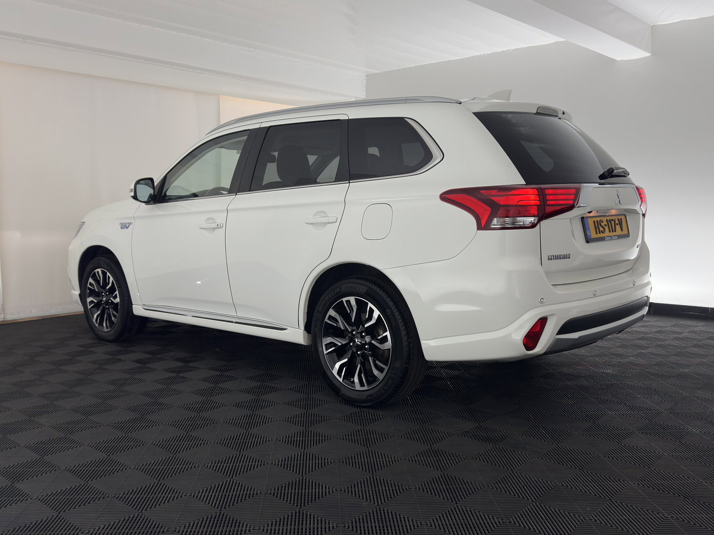 Mitsubishi Outlander 2.0 PHEV Executive Edition AWD (Plug-In) (INCL-BTW)  Aut. *LEATHER-MICROFIBRE | NAVI-FULLMAP | KEYLESS | HEATED-COMFORTSEATS | ECC | SHIFTPADDLES | PDC | CRUISE | PRIVACY-GLASS | TOWBAR | 18''ALU*