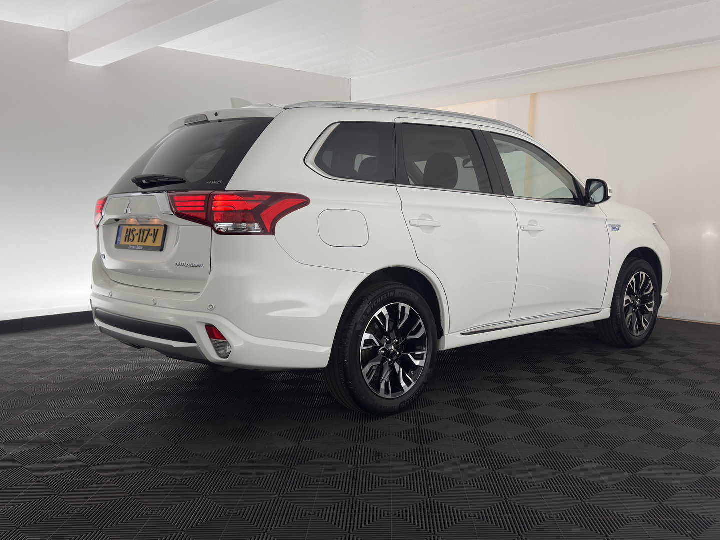 Mitsubishi Outlander 2.0 PHEV Executive Edition AWD (Plug-In) (INCL-BTW)  Aut. *LEATHER-MICROFIBRE | NAVI-FULLMAP | KEYLESS | HEATED-COMFORTSEATS | ECC | SHIFTPADDLES | PDC | CRUISE | PRIVACY-GLASS | TOWBAR | 18''ALU*