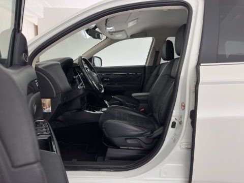 Mitsubishi Outlander 2.0 PHEV Executive Edition AWD (Plug-In) (INCL-BTW)  Aut. *LEATHER-MICROFIBRE | NAVI-FULLMAP | KEYLESS | HEATED-COMFORTSEATS | ECC | SHIFTPADDLES | PDC | CRUISE | PRIVACY-GLASS | TOWBAR | 18''ALU*