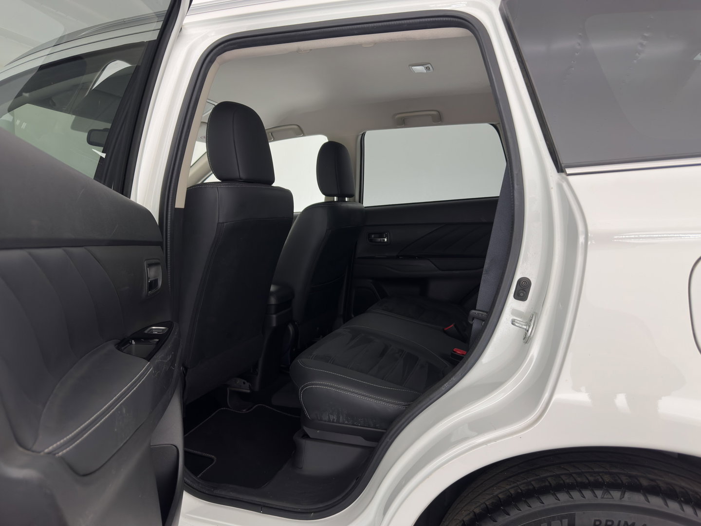 Mitsubishi Outlander 2.0 PHEV Executive Edition AWD (Plug-In) (INCL-BTW)  Aut. *LEATHER-MICROFIBRE | NAVI-FULLMAP | KEYLESS | HEATED-COMFORTSEATS | ECC | SHIFTPADDLES | PDC | CRUISE | PRIVACY-GLASS | TOWBAR | 18''ALU*