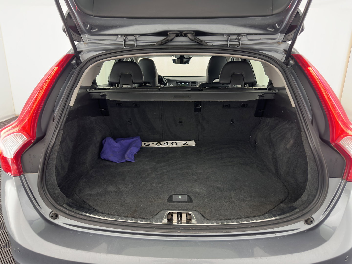 Volvo V60 Cross Country 2.0 D3 Momentum Business *LEATHER | XENON | NAVI-FULLMAP | CAMERA | TOWBAR | 178''ALU*