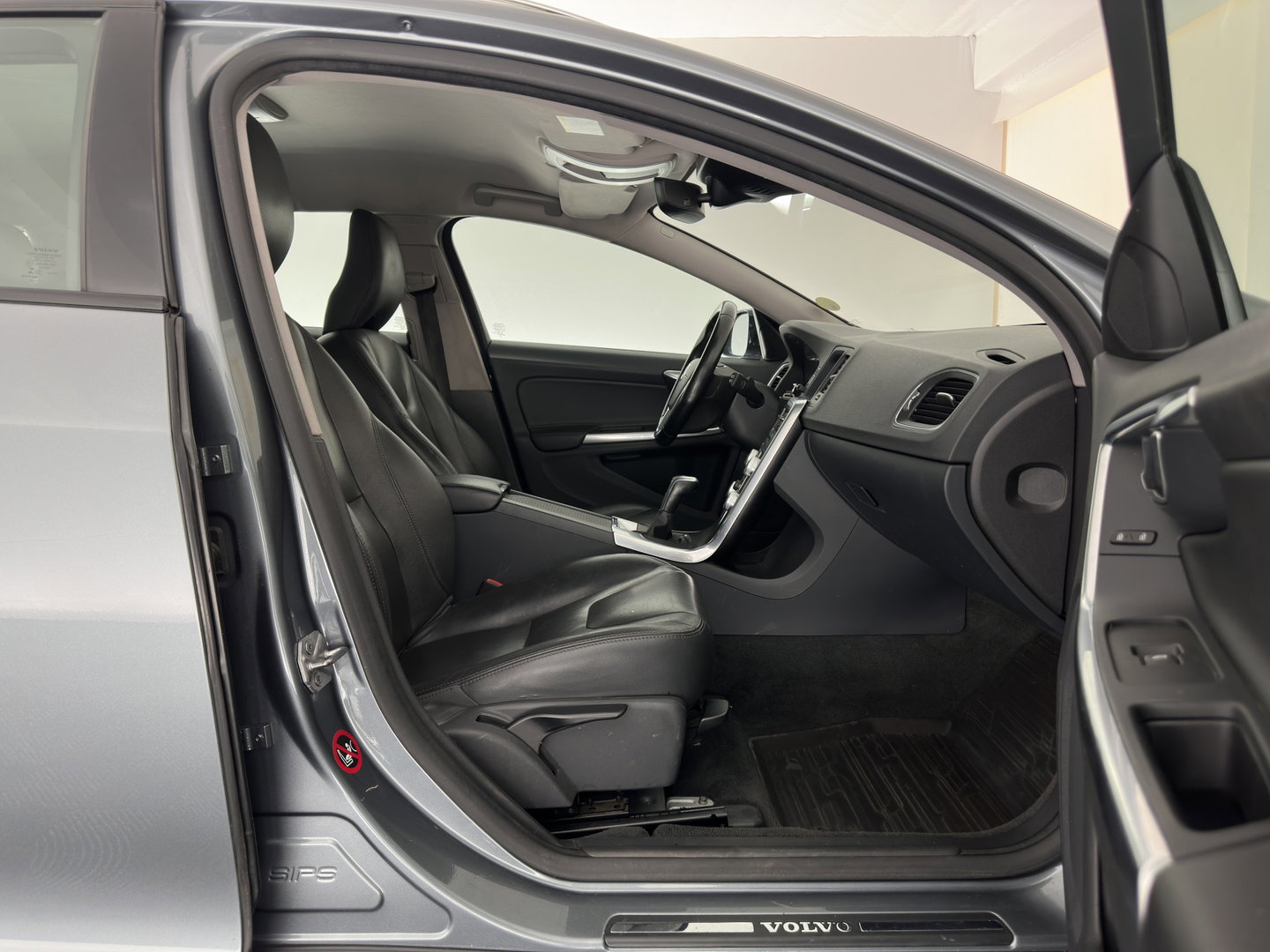 Volvo V60 Cross Country 2.0 D3 Momentum Business *LEATHER | XENON | NAVI-FULLMAP | CAMERA | TOWBAR | 178''ALU*
