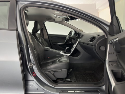 Volvo V60 Cross Country 2.0 D3 Momentum Business *LEATHER | XENON | NAVI-FULLMAP | CAMERA | TOWBAR | 178''ALU*