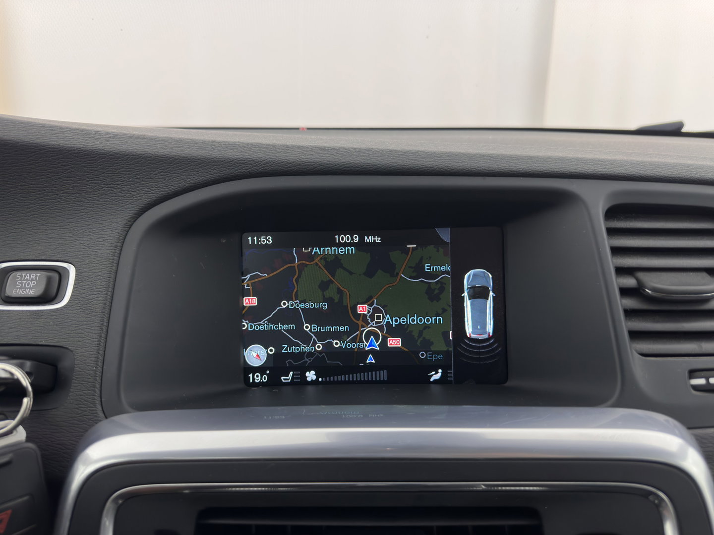 Volvo V60 Cross Country 2.0 D3 Momentum Business *LEATHER | XENON | NAVI-FULLMAP | CAMERA | TOWBAR | 178''ALU*