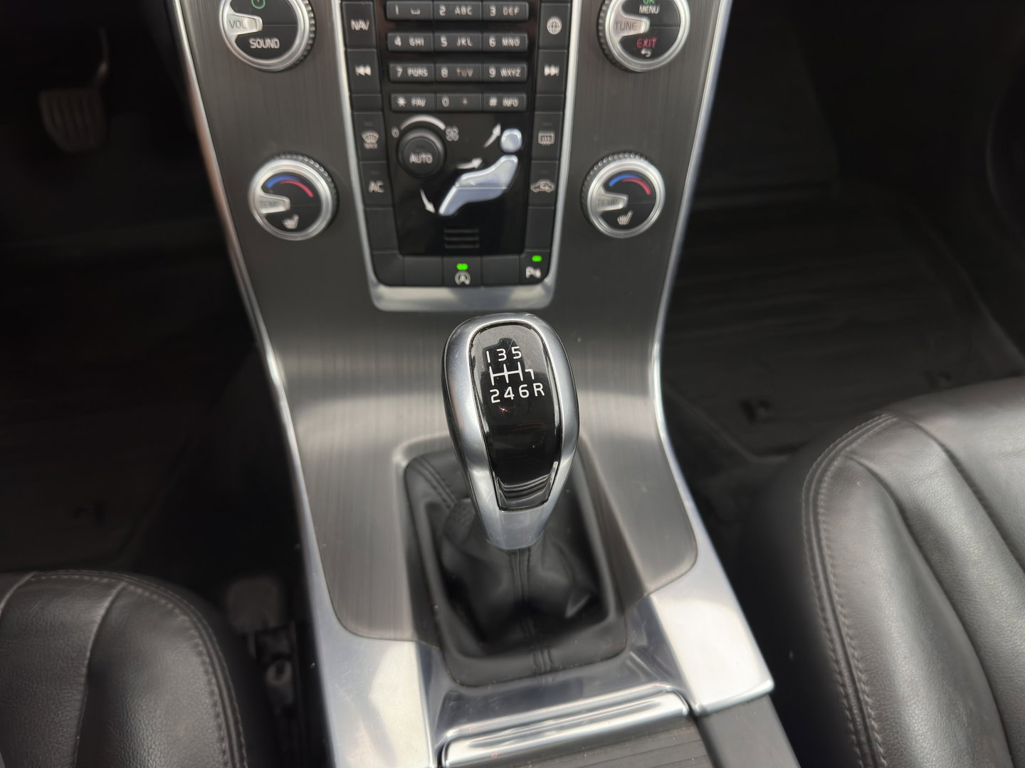 Volvo V60 Cross Country 2.0 D3 Momentum Business *LEATHER | XENON | NAVI-FULLMAP | CAMERA | TOWBAR | 178''ALU*