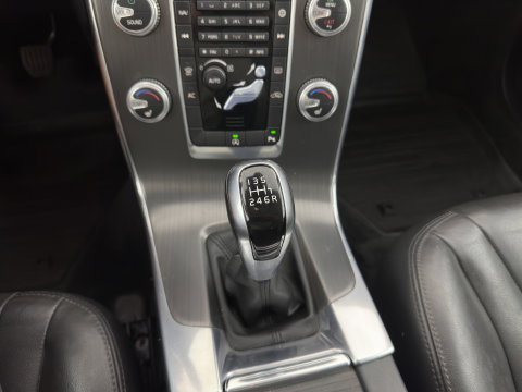 Volvo V60 Cross Country 2.0 D3 Momentum Business *LEATHER | XENON | NAVI-FULLMAP | CAMERA | TOWBAR | 178''ALU*