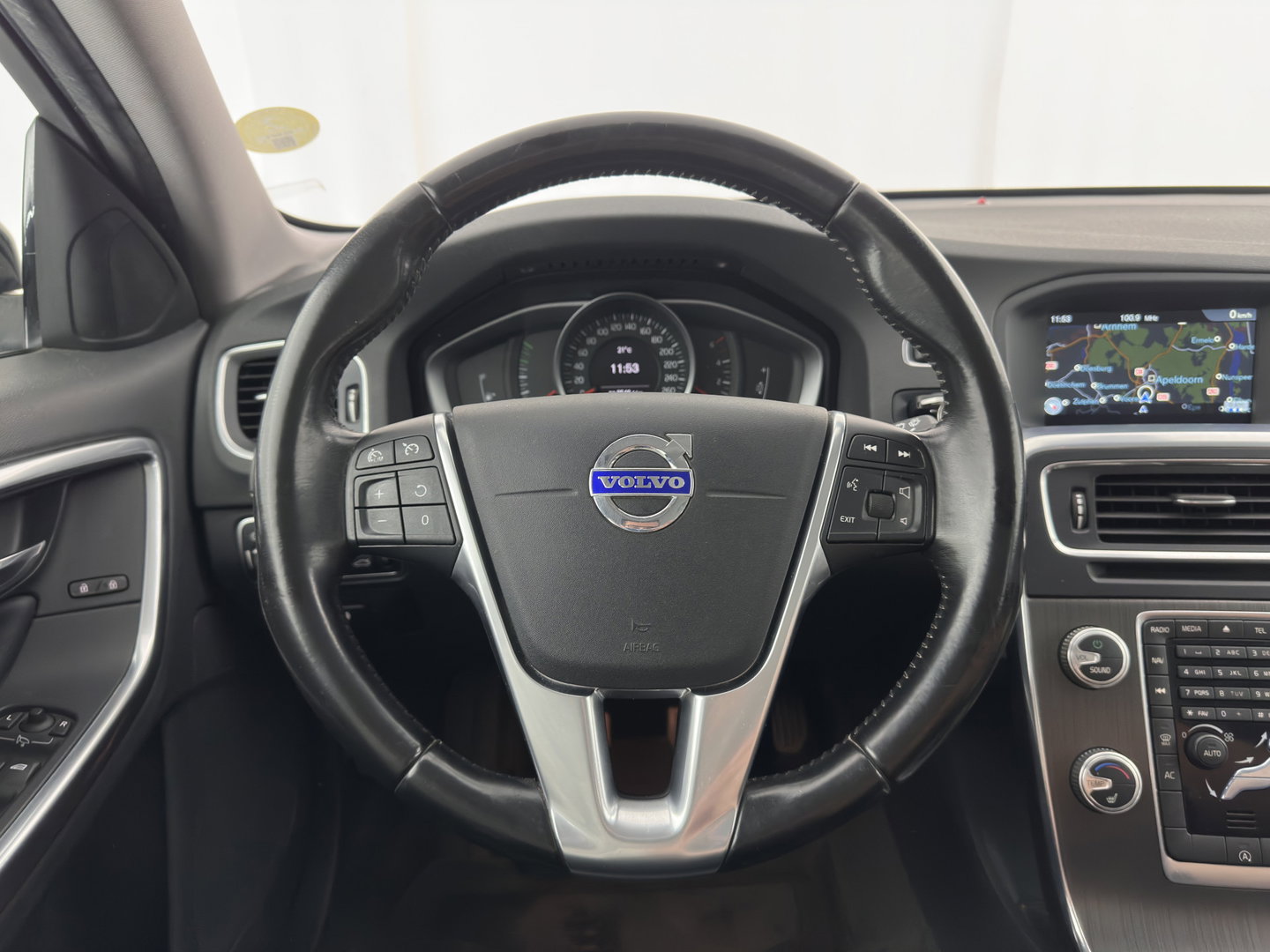 Volvo V60 Cross Country 2.0 D3 Momentum Business *LEATHER | XENON | NAVI-FULLMAP | CAMERA | TOWBAR | 178''ALU*