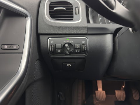 Volvo V60 Cross Country 2.0 D3 Momentum Business *LEATHER | XENON | NAVI-FULLMAP | CAMERA | TOWBAR | 178''ALU*