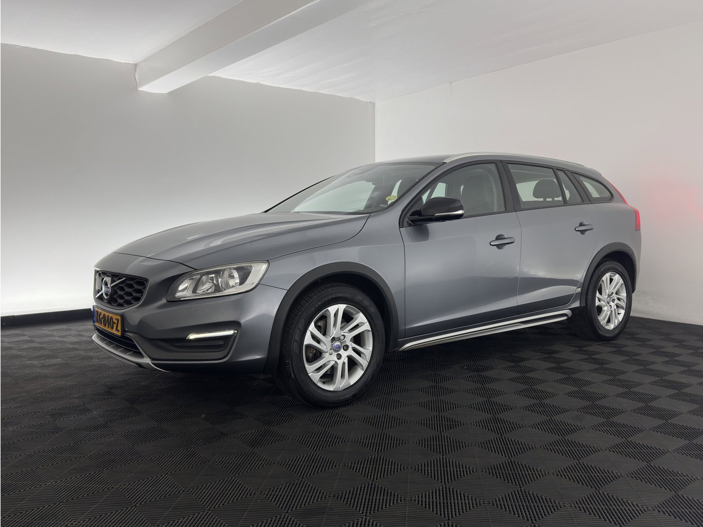 Volvo V60 Cross Country 2.0 D3 Momentum Business *LEATHER | XENON | NAVI-FULLMAP | CAMERA | TOWBAR | 178''ALU*