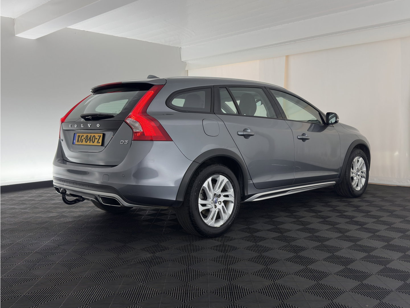 Volvo V60 Cross Country 2.0 D3 Momentum Business *LEATHER | XENON | NAVI-FULLMAP | CAMERA | TOWBAR | 178''ALU*