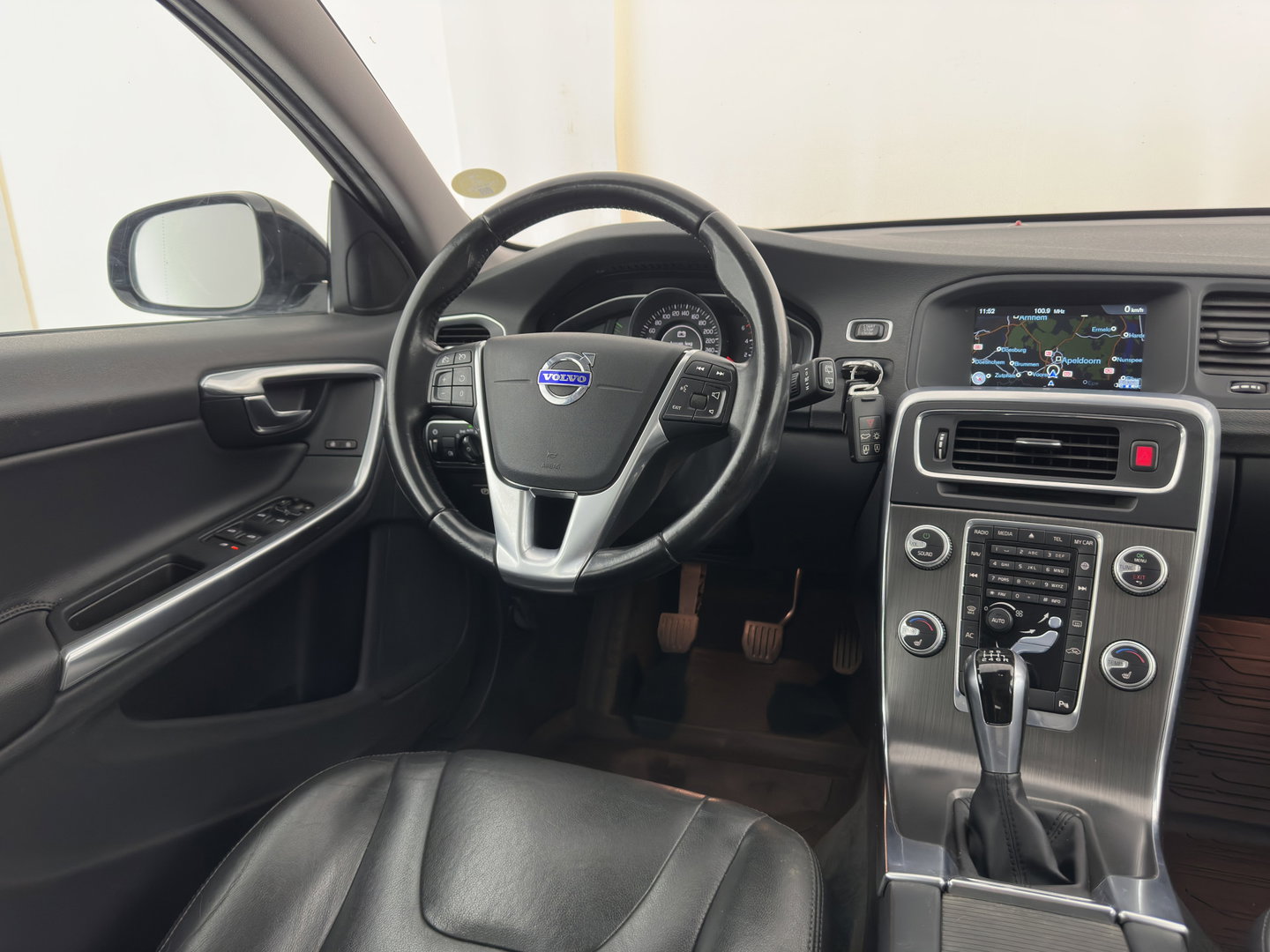 Volvo V60 Cross Country 2.0 D3 Momentum Business *LEATHER | XENON | NAVI-FULLMAP | CAMERA | TOWBAR | 178''ALU*