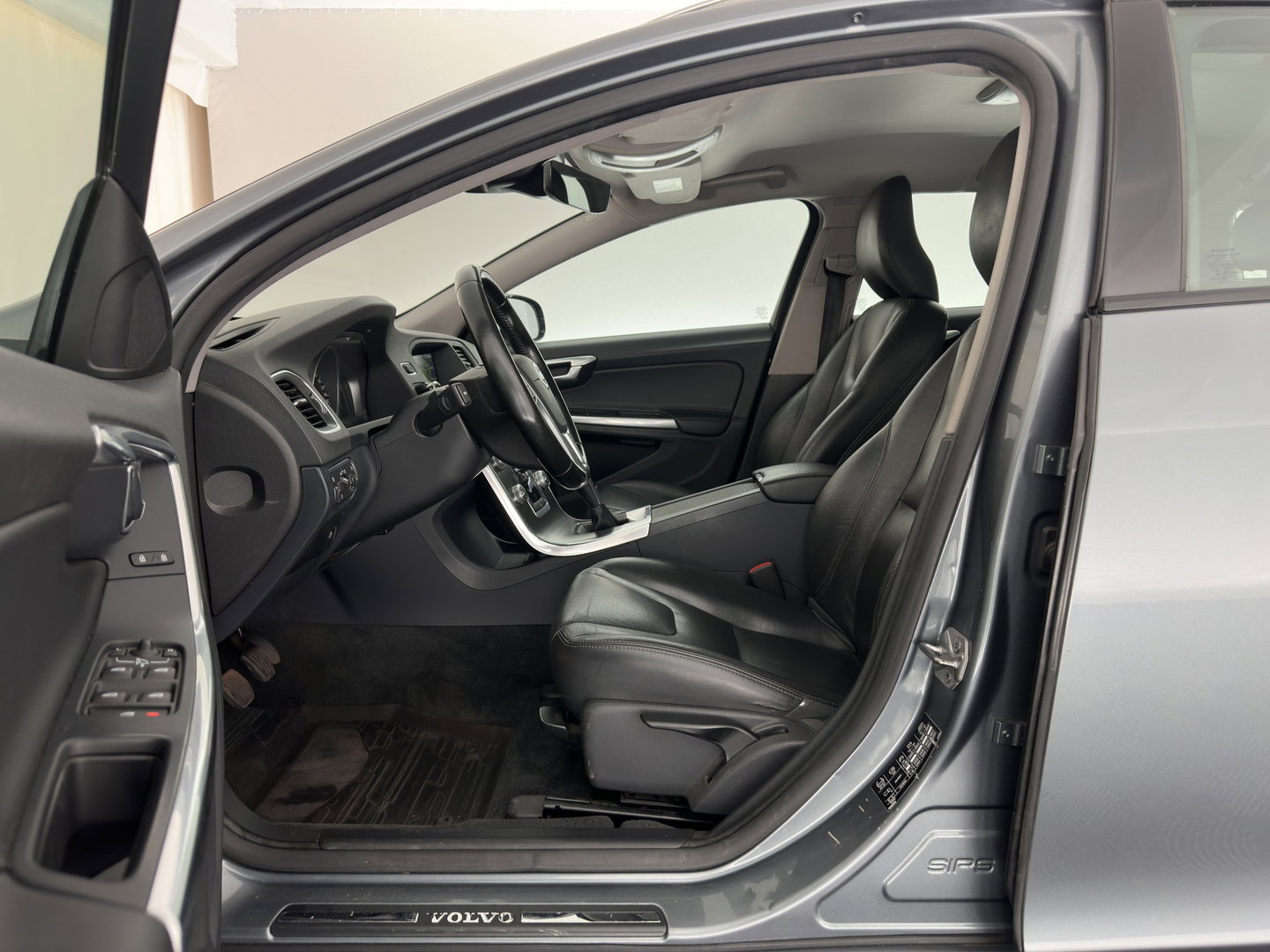 Volvo V60 Cross Country 2.0 D3 Momentum Business *LEATHER | XENON | NAVI-FULLMAP | CAMERA | TOWBAR | 178''ALU*