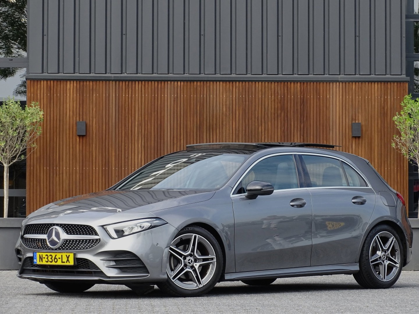 Mercedes-Benz A-Klasse 200 163PK automaat / Premium / AMG pakket / LED