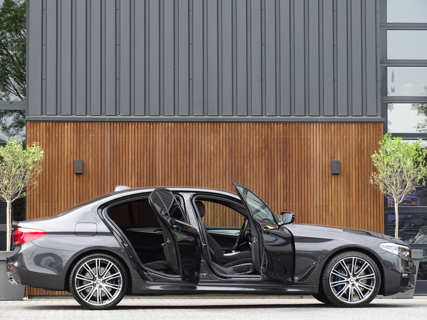 BMW 5 Serie 530e xD 292PK iPerf / H. Exe / M Individual / LED