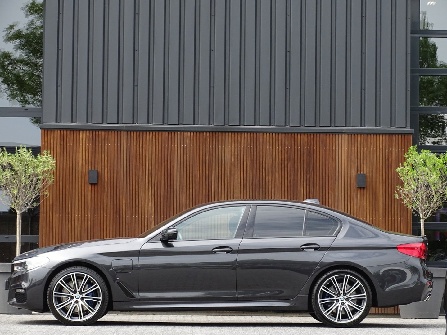 BMW 5 Serie 530e xD 292PK iPerf / H. Exe / M Individual / LED