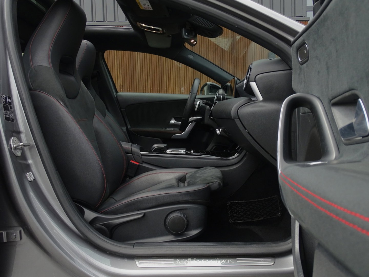 Mercedes-Benz A-Klasse 200 163PK automaat / Premium / AMG pakket / LED