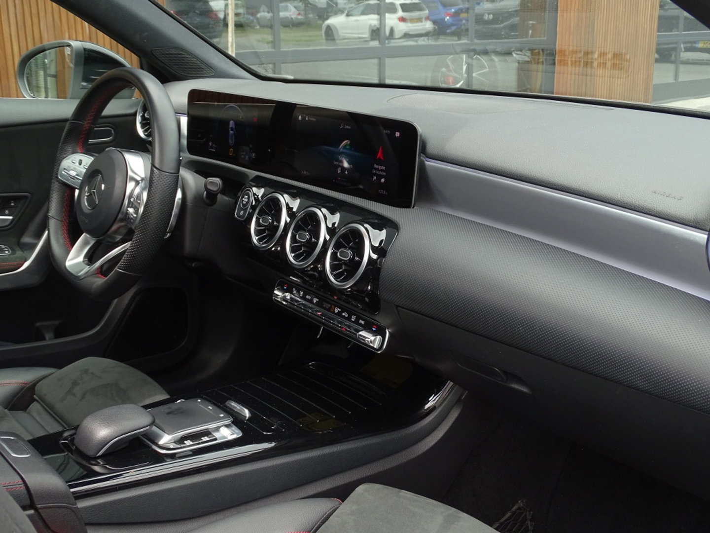 Mercedes-Benz A-Klasse 200 163PK automaat / Premium / AMG pakket / LED