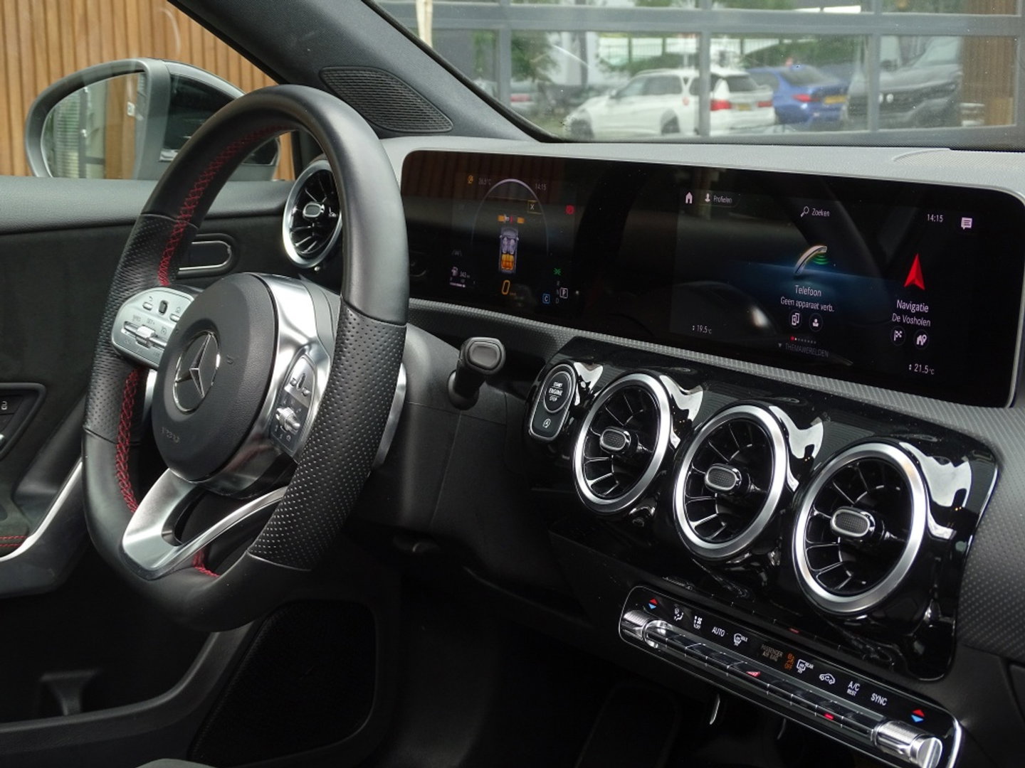 Mercedes-Benz A-Klasse 200 163PK automaat / Premium / AMG pakket / LED