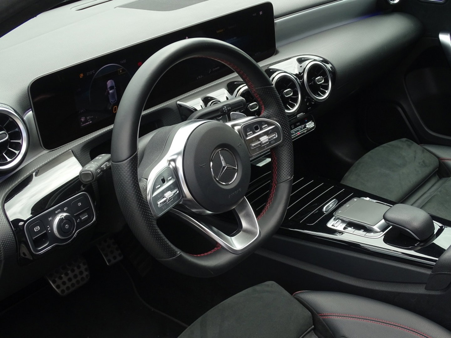 Mercedes-Benz A-Klasse 200 163PK automaat / Premium / AMG pakket / LED