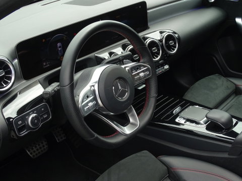 Mercedes-Benz A-Klasse 200 163PK automaat / Premium / AMG pakket / LED