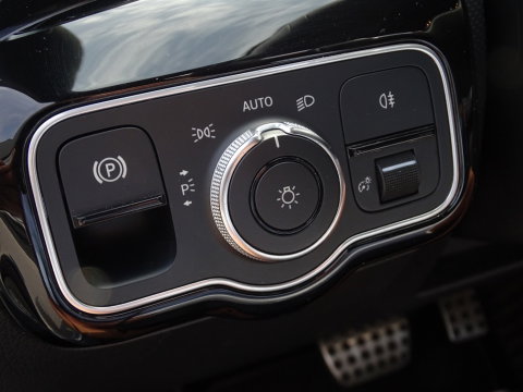 Mercedes-Benz A-Klasse 200 163PK automaat / Premium / AMG pakket / LED