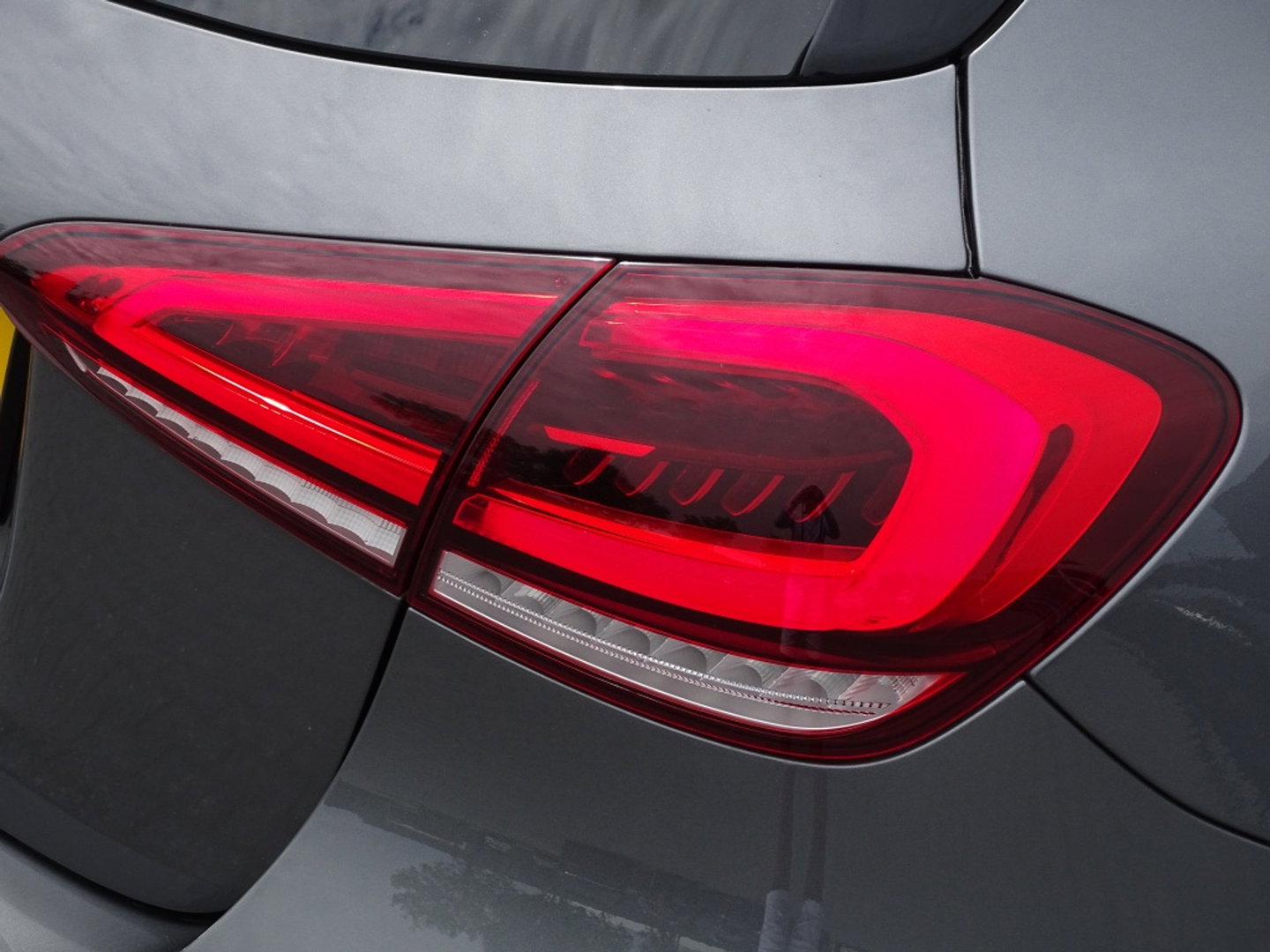 Mercedes-Benz A-Klasse 200 163PK automaat / Premium / AMG pakket / LED
