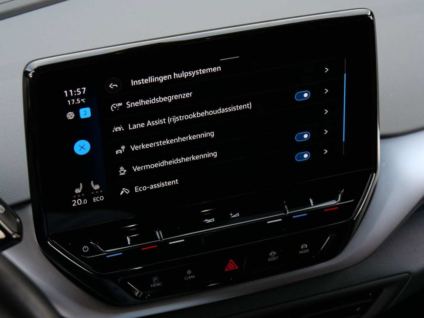 Volkswagen ID.4 77kWh 1ST/ CAMERA/ TREKHAAK/ 20INCH VELGEN/ LUXE INTERIEUR