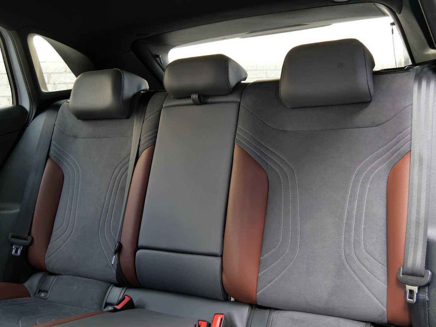 Volkswagen ID.4 77kWh 1ST/ CAMERA/ TREKHAAK/ 20INCH VELGEN/ LUXE INTERIEUR