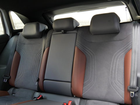 Volkswagen ID.4 77kWh 1ST/ CAMERA/ TREKHAAK/ 20INCH VELGEN/ LUXE INTERIEUR