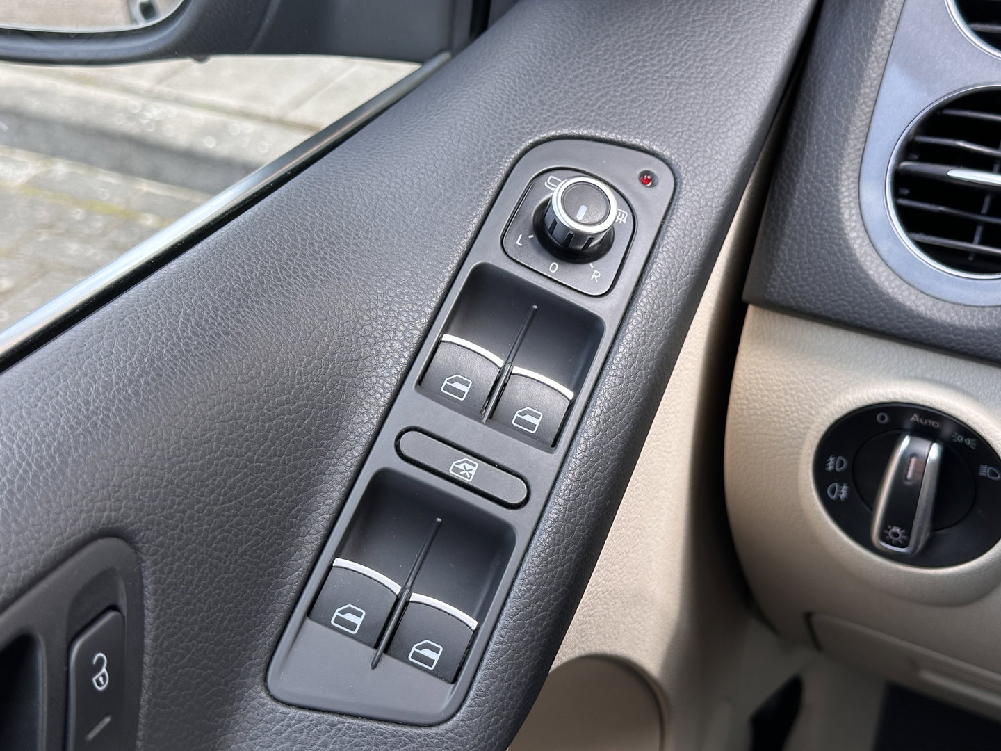 Volkswagen Tiguan 1.4 TSI Sport&Style | Airconditioning | Parkeersensoren | Trekhaak | Stop&GO | Bluetooth | Lederen Bekleding |