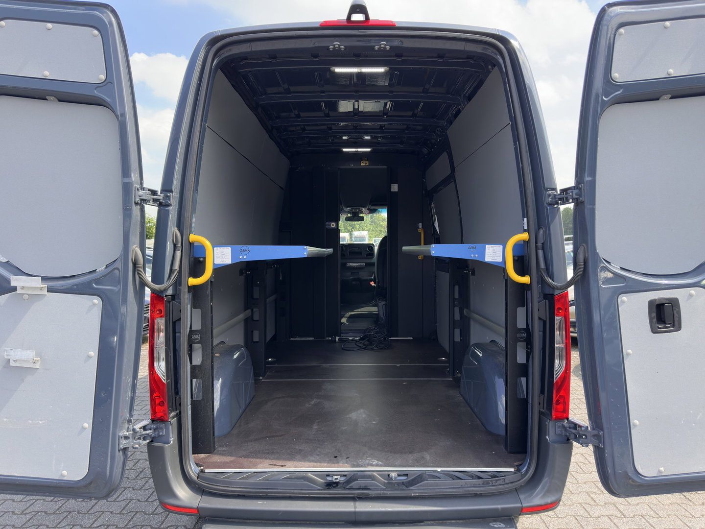 Mercedes-Benz eSprinter (INCL. BTW) *AUT | CLIMATE CONTROL | ELECTRIC WINDOWS | CAMERA | 16 INCH*
