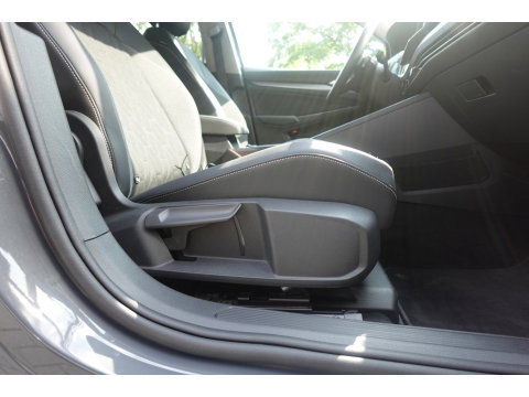 Volkswagen Golf 1.5 eTSI Goal edition CARPLAY ACC PDC NAVI CAM LED