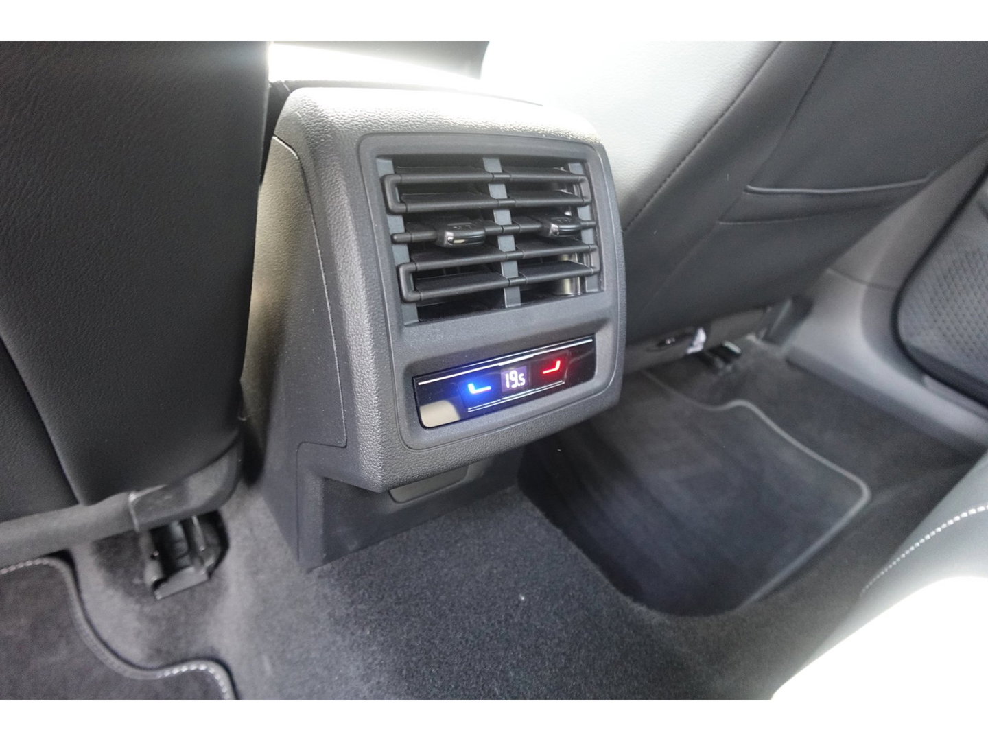 Volkswagen Golf 1.5 eTSI Goal edition CARPLAY ACC PDC NAVI CAM LED