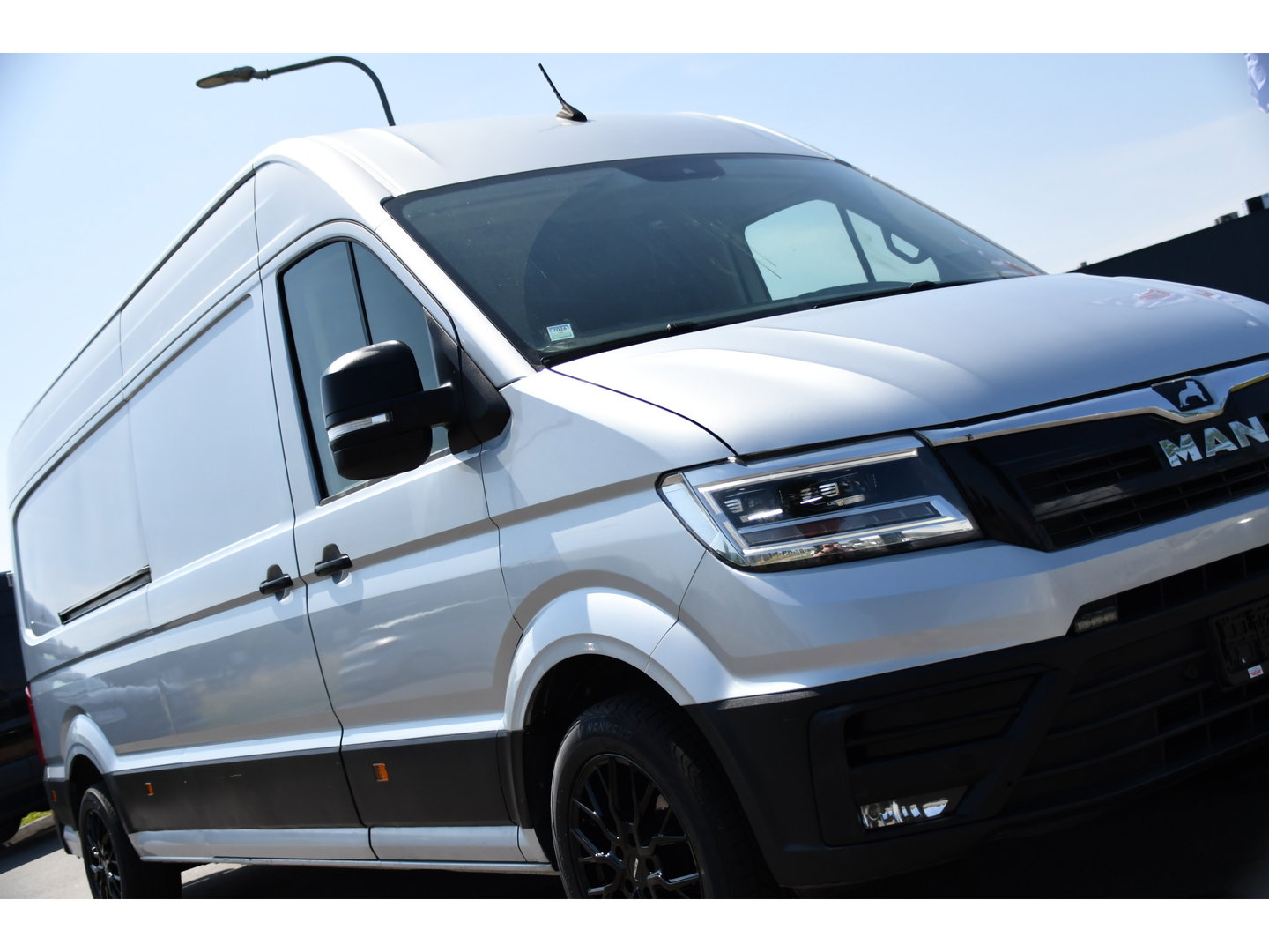 MAN TGE 3.180 35 2.0 L4H3 PB Edition Cruise, Camera, Carplay, 177pk, LED, Clima, Trekhaak, Automaat, Sensoren, Geveerde stoel, Uniek!