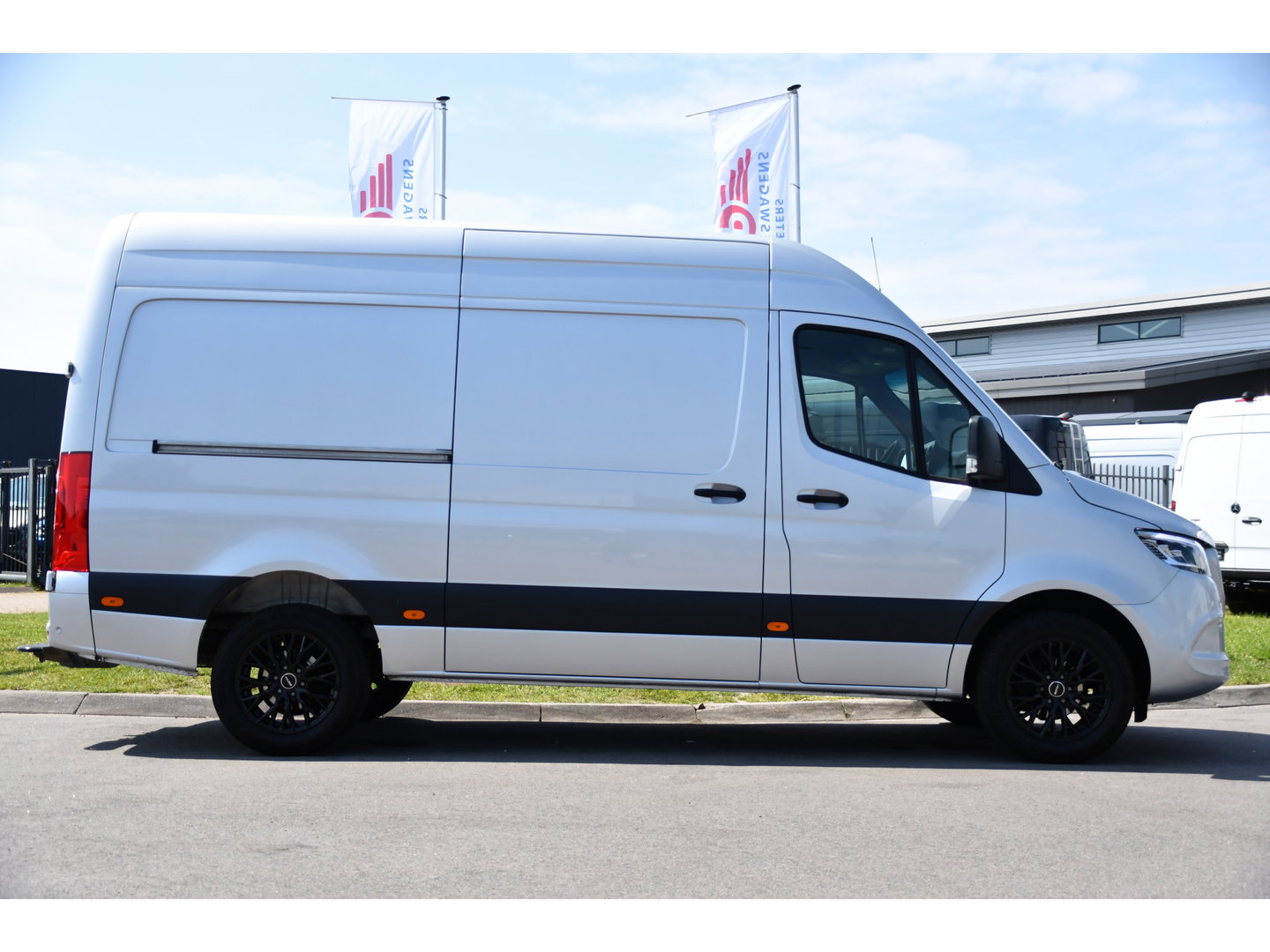 Mercedes-Benz Sprinter 319 V6 3.0 CDI L2H2 PB Edition Camera, Cruise, Carplay, 190pk, Automaat, LED, Trekhaak, Dodehoek, Sensoren, NAVI, Uniek!