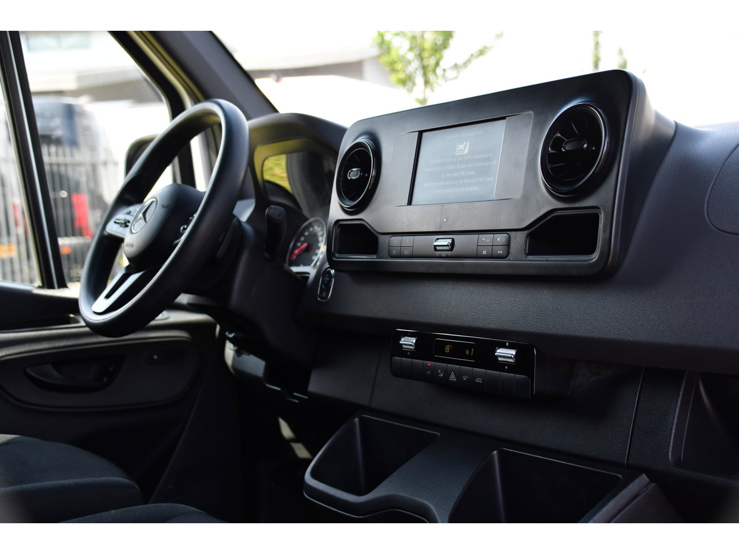 Mercedes-Benz Sprinter 319 V6 3.0 CDI L2H2 PB Edition Camera, Cruise, Carplay, 190pk, Automaat, LED, Trekhaak, Dodehoek, Sensoren, NAVI, Uniek!