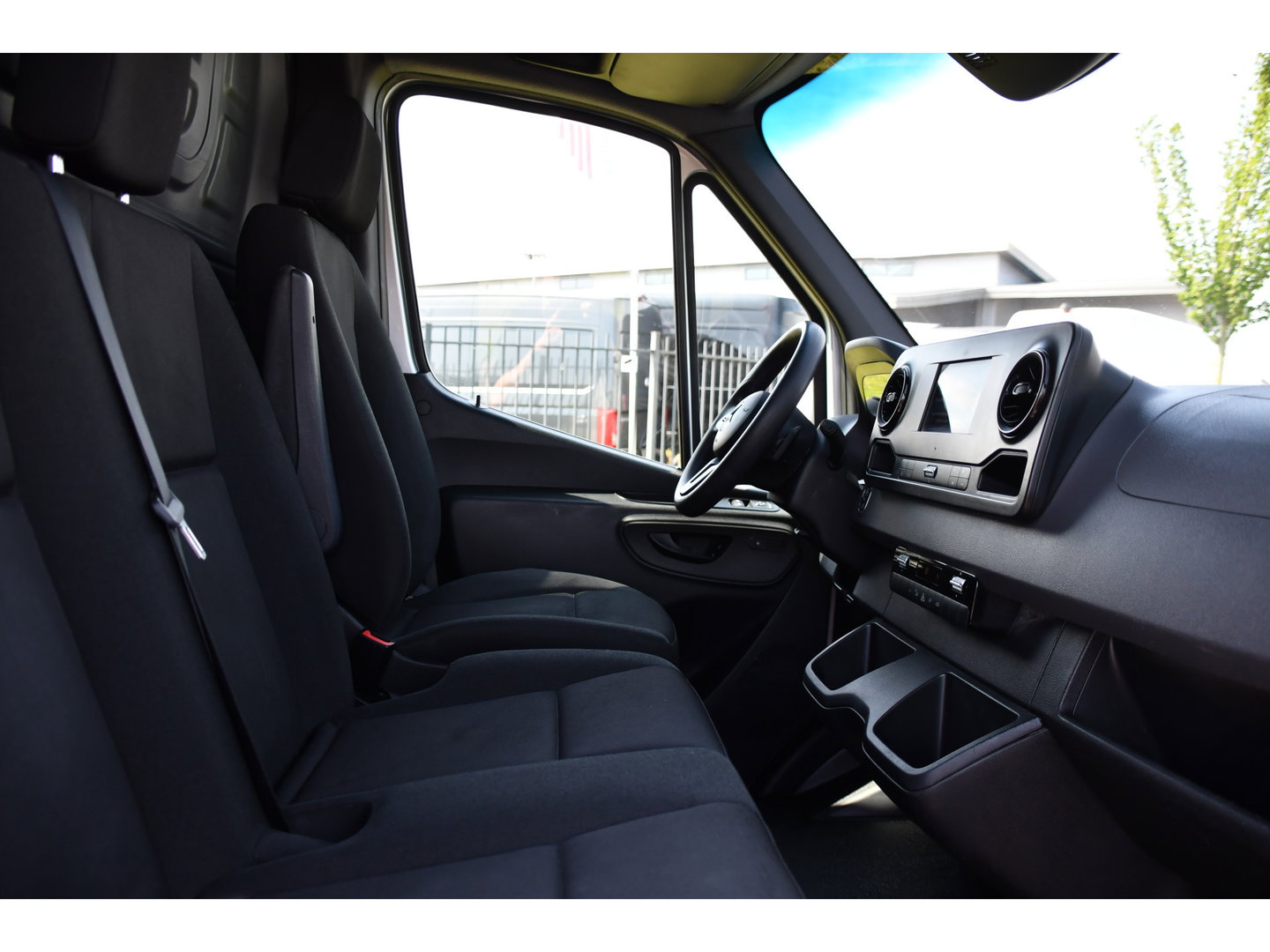 Mercedes-Benz Sprinter 319 V6 3.0 CDI L2H2 PB Edition Camera, Cruise, Carplay, 190pk, Automaat, LED, Trekhaak, Dodehoek, Sensoren, NAVI, Uniek!