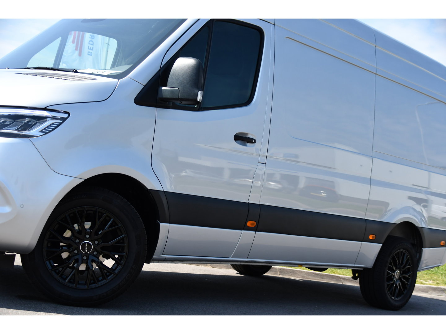 Mercedes-Benz Sprinter 319 V6 3.0 CDI L2H2 PB Edition Camera, Cruise, Carplay, 190pk, Automaat, LED, Trekhaak, Dodehoek, Sensoren, NAVI, Uniek!