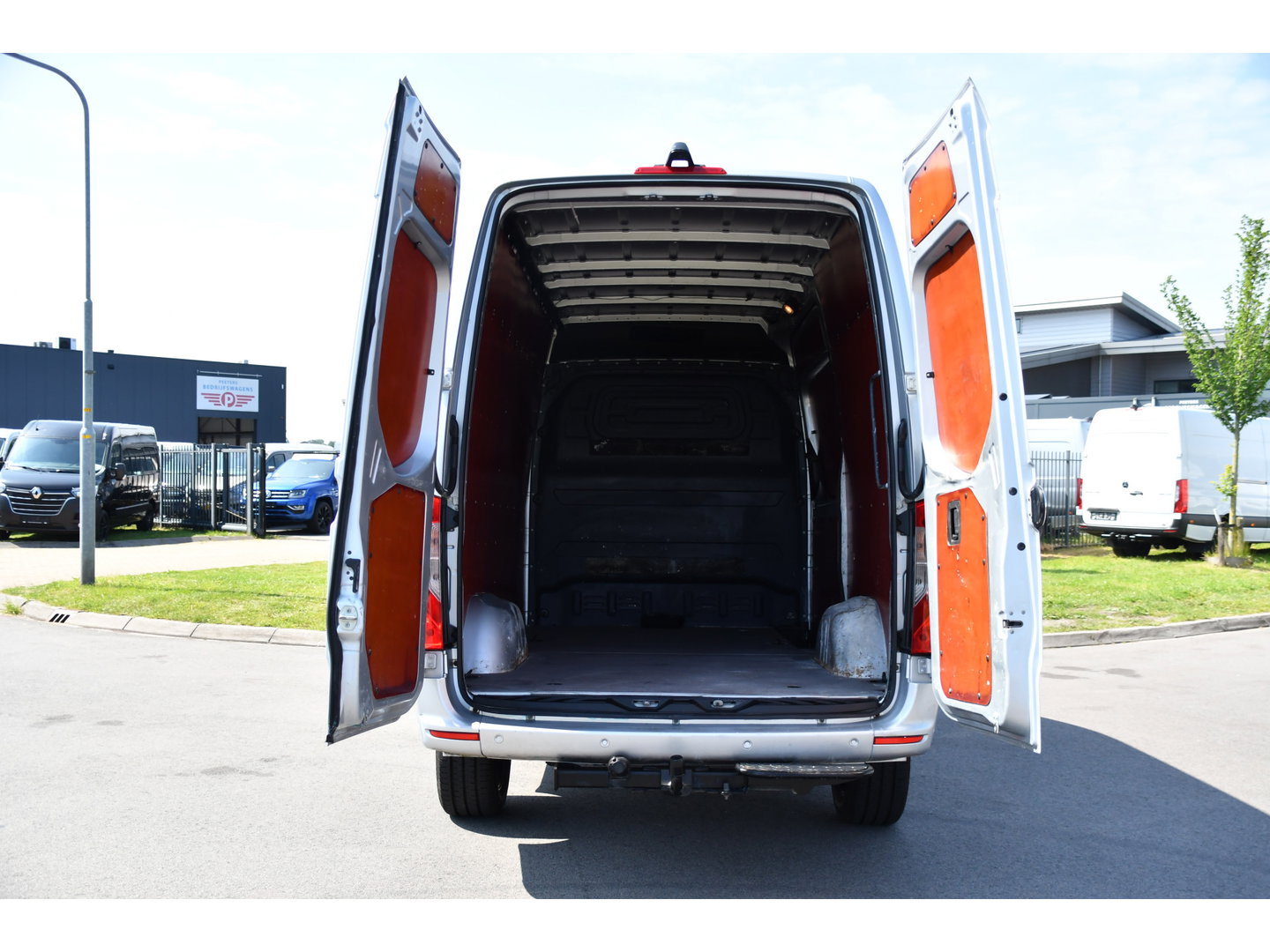 Mercedes-Benz Sprinter 319 V6 3.0 CDI L2H2 PB Edition Camera, Cruise, Carplay, 190pk, Automaat, LED, Trekhaak, Dodehoek, Sensoren, NAVI, Uniek!
