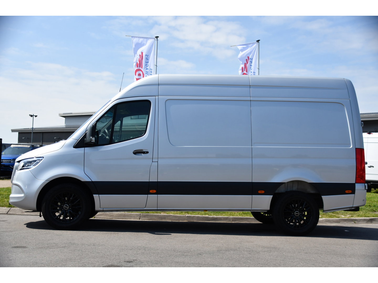 Mercedes-Benz Sprinter 319 V6 3.0 CDI L2H2 PB Edition Camera, Cruise, Carplay, 190pk, Automaat, LED, Trekhaak, Dodehoek, Sensoren, NAVI, Uniek!