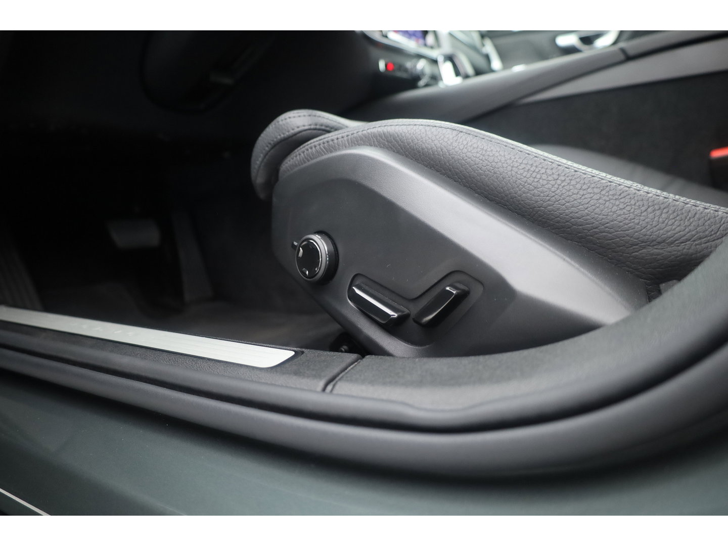 Volvo V60 2.0 T6 Plug-in hybrid AWD Plus Dark | SOH 101.9% | Forest Lake | Pano | Head-Up | Harman Kardon | 360cam | Pilot Assist | Stoel-Stuurverw.